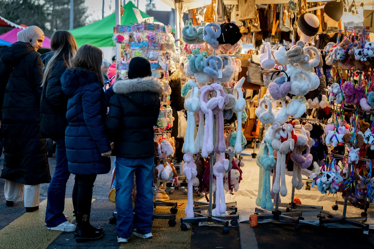 Man sieht den Trubel auf dem Uster Märt bei Nacht.